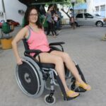 mulher sentada em cadeira de rodas