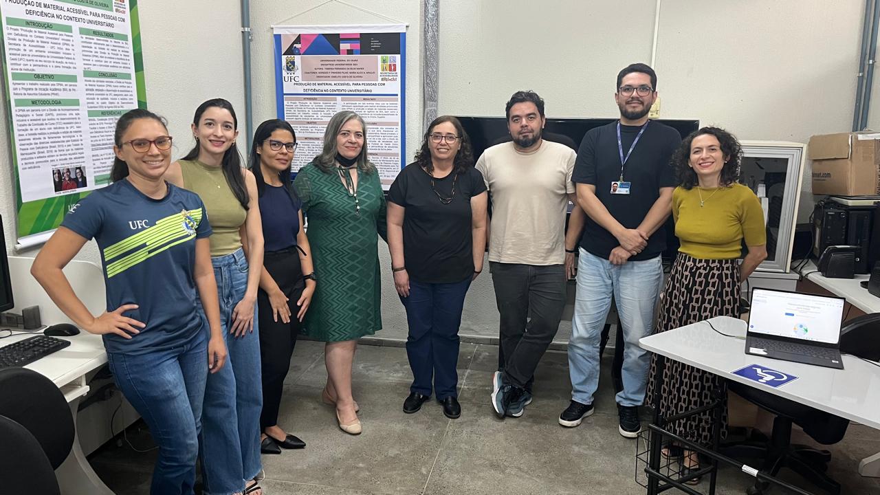  reunião com agentes de acessibilidade, oito participantes presentes em pé na sala da reunião da ufc inclui