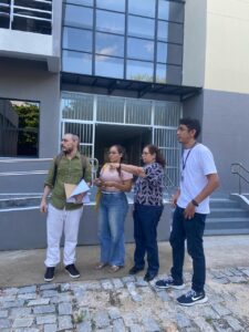 Membros da Comissão de Obras de Acessibilidade Arquitetônica da UFC em frente ao Bloco de Letras Libras e Acessibilidade, no CH1, durante a visita de reconhecimento da área para implantação da rota tátil.