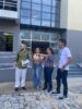 Membros da Comissão de Obras de Acessibilidade Arquitetônica da UFC em frente ao Bloco de Letras Libras e Acessibilidade, no CH1, durante a visita de reconhecimento da área para implantação da rota tátil.