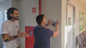 instalação da placa com o qr código na parede da entrada da UFC Inclui 