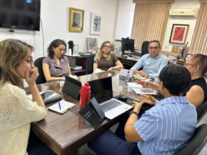 os seis participante da reuniaão entre FAMEDE e UFC Inclui sentados ao redor de uma mesa 