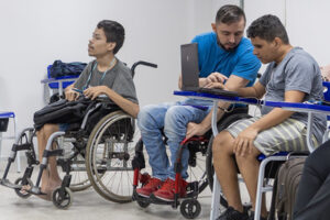 alunos com deficiência que estão participando da reunião do fórum estudantil sobre acessibilidade