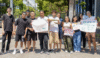 alunos ingressantes em pé na recepção feita na calçada de bloco da ufc,