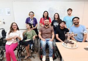 Na imagem, temos um grupo de 9 estudantes empossados no Fórum Estudantil de Acessibilidade,